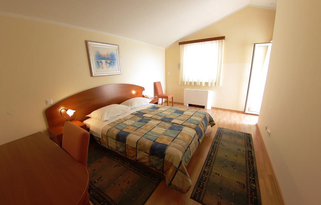 Apartments And Rooms Astoria Seget Vranjica Exterior photo