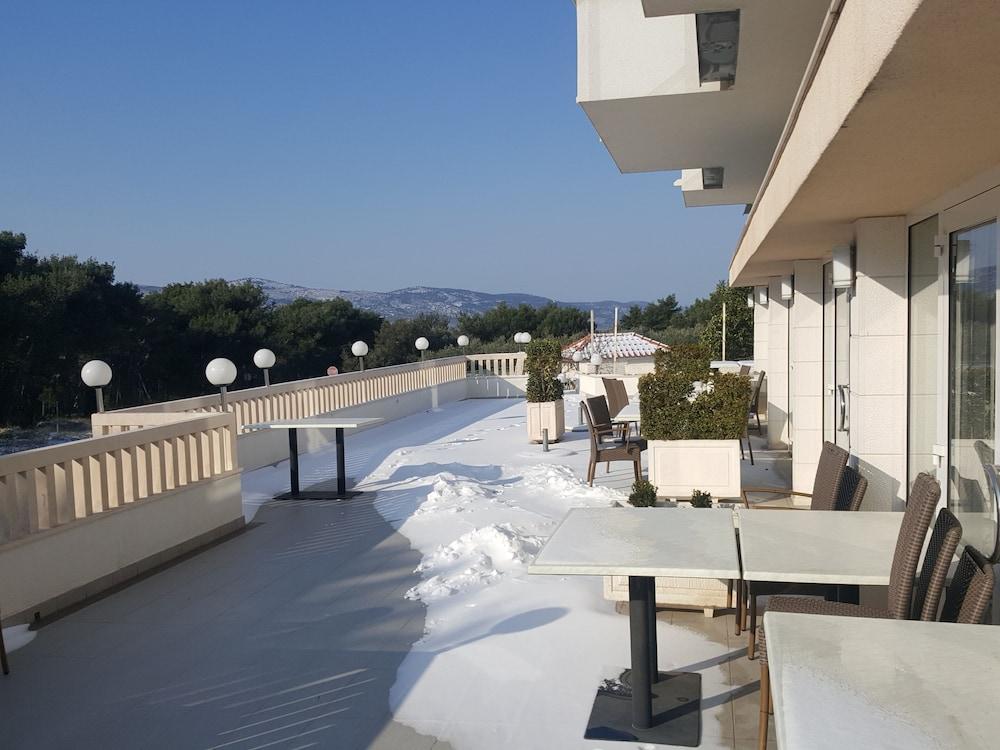 Apartments And Rooms Astoria Seget Vranjica Exterior photo