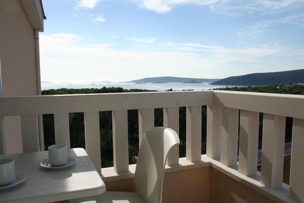 Apartments And Rooms Astoria Seget Vranjica Room photo
