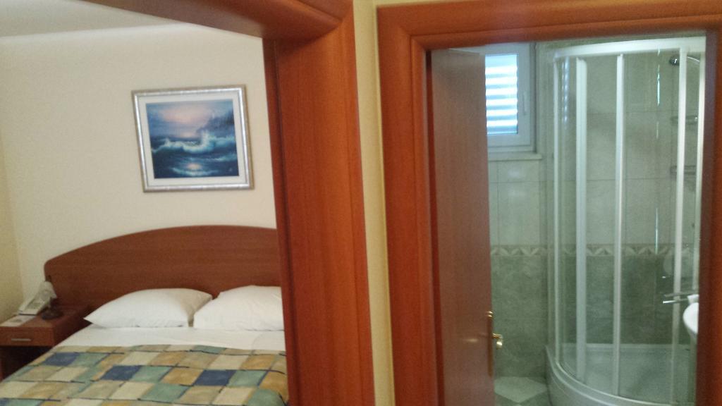 Apartments And Rooms Astoria Seget Vranjica Room photo