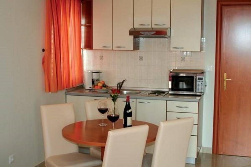 Apartments And Rooms Astoria Seget Vranjica Room photo