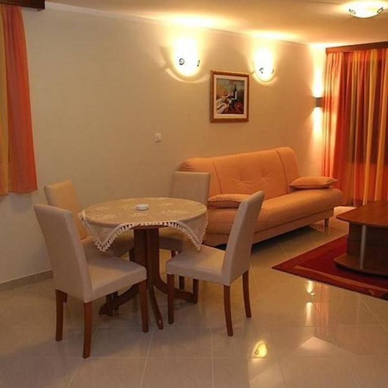 Apartments And Rooms Astoria Seget Vranjica Room photo