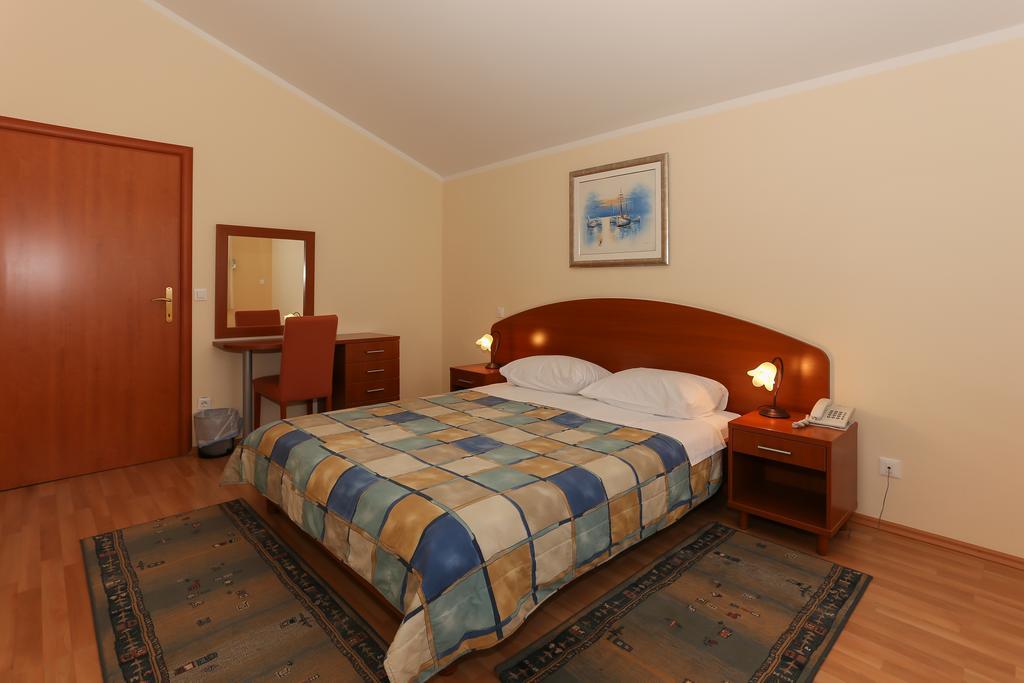 Apartments And Rooms Astoria Seget Vranjica Exterior photo