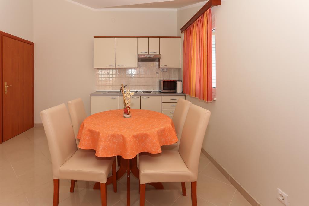 Apartments And Rooms Astoria Seget Vranjica Exterior photo