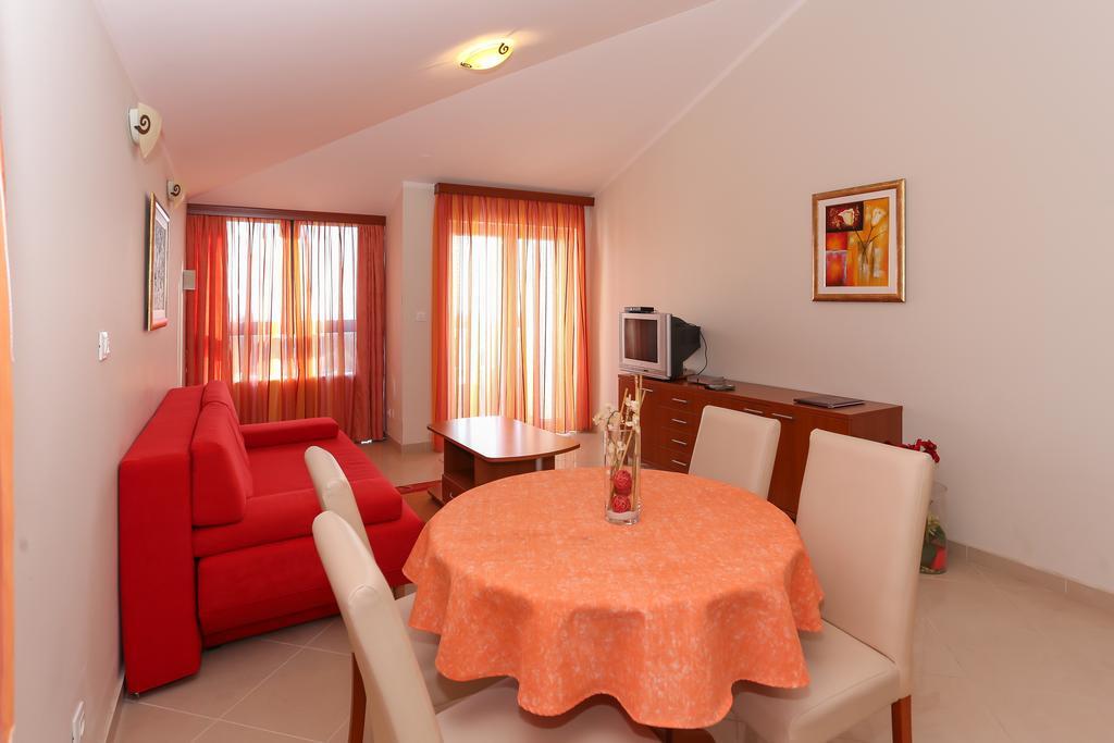 Apartments And Rooms Astoria Seget Vranjica Exterior photo
