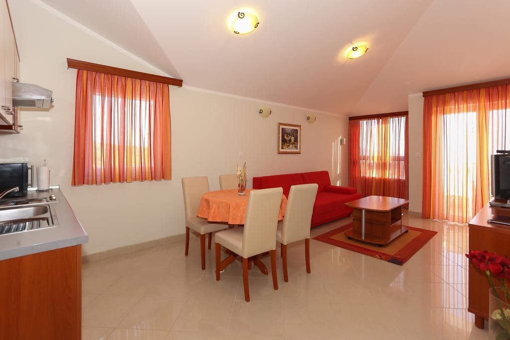 Apartments And Rooms Astoria Seget Vranjica Exterior photo