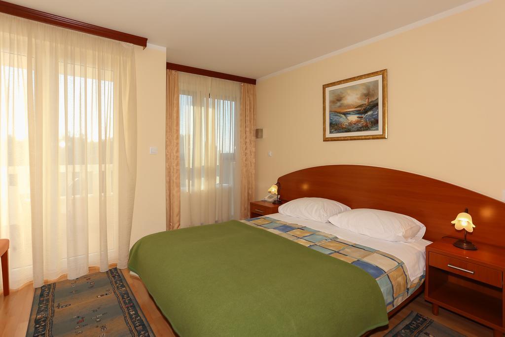 Apartments And Rooms Astoria Seget Vranjica Exterior photo